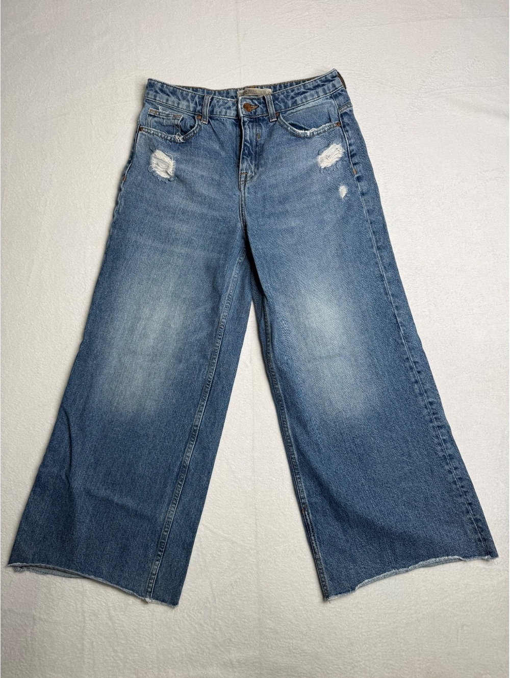 ZARA Z1975 Super Wide Leg Crop Jeans Size 4 Light Wash Distressed Raw Hem